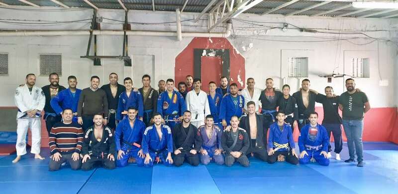 Héctor Suárez y otros miembros de Juntos por Telde con deportistas del Club Taz Jinámar (Foto TA)